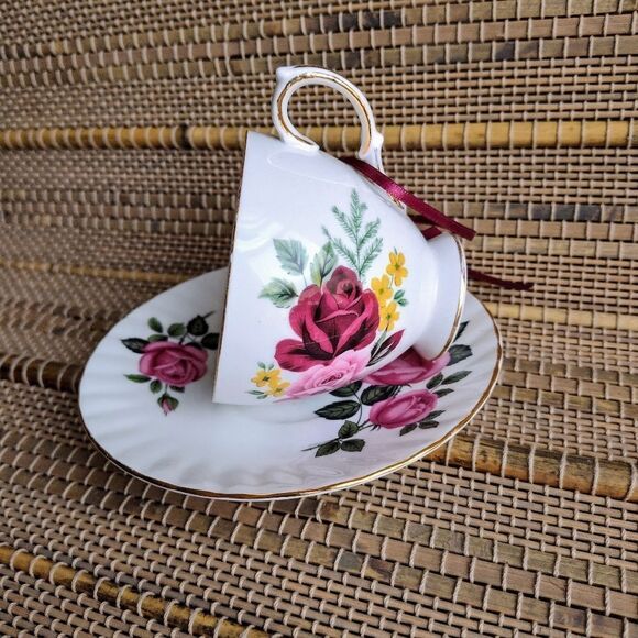 Vintage Queen's Fine Bone China Tea Cup Set - Picture 5 of 9